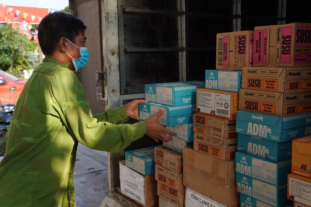 H&agrave;ng trăm ngh&igrave;n sản phẩm dinh dưỡng Vinamilk được vận chuyển đến nơi, trao tặng b&agrave; con hậu thi&ecirc;n tai. Ảnh: Tịnh Kh&ocirc;ng &nbsp;