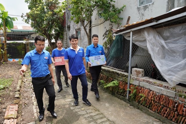 Đo&agrave;n Vinamilk gửi tặng những sản phẩm dinh dưỡng cho người d&acirc;n tỉnh Ninh B&igrave;nh, gh&eacute; thăm những gia đ&igrave;nh chịu ảnh hưởng nặng nề sau b&atilde;o lũ. Ảnh: Tịnh Kh&ocirc;ng