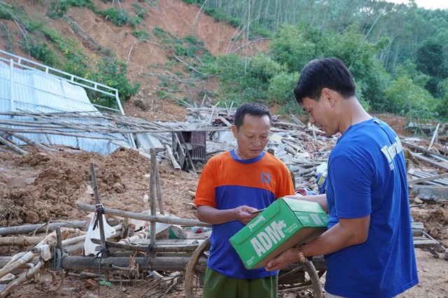 &Ocirc;ng N&ocirc;ng Văn Chiến, x&atilde; Thiện T&acirc;n, tỉnh Lạng Sơn trước căn nh&agrave; đổ n&aacute;t nhận sự sẻ chia từ &ocirc;ng Phạm Tuy&ecirc;n &ndash; Gi&aacute;m đốc chi nh&aacute;nh H&agrave; Nội, Vinamilk. Ảnh: Tịnh Kh&ocirc;ng &nbsp;