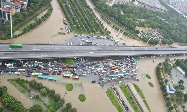 N&uacute;t giao Trần Duy Hưng - Đại lộ Thăng Long ngập nặng sau mưa lớn ng&agrave;y 7/10/2025. &nbsp;