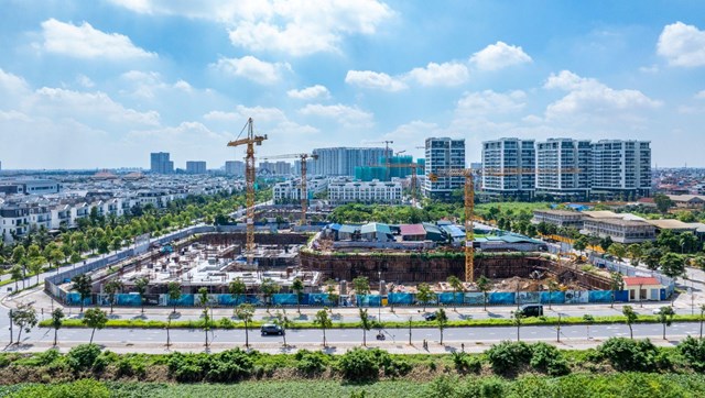 Noble Crystal Long Bien nằm trong danh s&aacute;ch c&aacute;c dự &aacute;n nh&agrave; ở năm 2025 được Sở X&acirc;y dựng H&agrave; Nội cho ph&eacute;p b&aacute;n cho người nước ngo&agrave;i. Dự &aacute;n dự kiến b&agrave;n giao từ Qu&yacute; 4/2026. &nbsp;