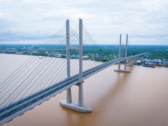 Cầu Rạch Miễu 2 c&oacute; tổng chiều d&agrave;i hơn 17,6km, trong đ&oacute; phần cầu ch&iacute;nh vượt s&ocirc;ng Tiền d&agrave;i gần 2km, thiết kế d&acirc;y văng, nhịp ch&iacute;nh c&oacute; chiều cao th&ocirc;ng thuyền hơn 37m, quy m&ocirc; 4 l&agrave;n xe &nbsp;