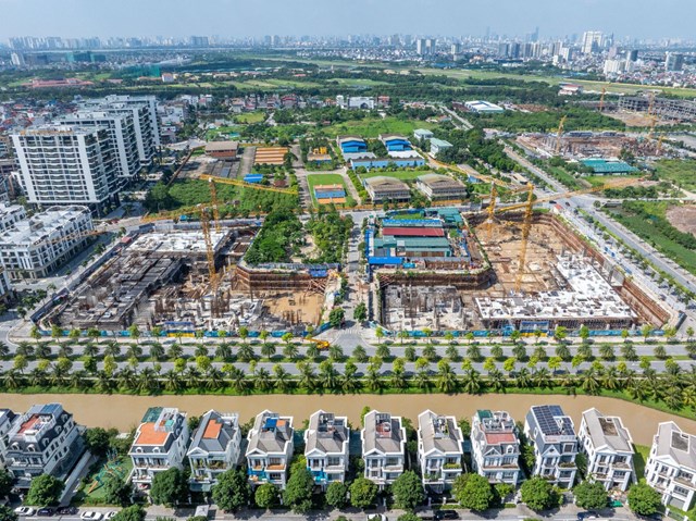 Noble Crystal Long Bien sở hữu tầm nh&igrave;n panorama độc đ&aacute;o hướng thẳng ra s&acirc;n Golf Long Bi&ecirc;n v&agrave; hồ điều h&ograve;a Harmony, chỉ c&aacute;ch phố cổ chưa tới 10 ph&uacute;t di chuyển sau khi si&ecirc;u cầu Trần Hưng Đạo ho&agrave;n th&agrave;nh &nbsp;