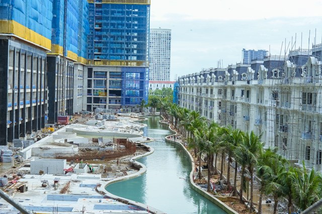 Sau khi ho&agrave;n thiện, tổ hợp giải tr&iacute; mặt đất của dự &aacute;n sẽ sở hữu biển hồ nh&acirc;n tạo d&agrave;i gần 0,5km c&ugrave;ng hơn 20 tiện &iacute;ch giải tr&iacute;, thư gi&atilde;n cao cấp như: quảng trường trung t&acirc;m, ch&ograve;i nghỉ, vườn hoa bốn m&ugrave;a, khu thể thao ngo&agrave;i trời, khu vui chơi trẻ em&hellip; &nbsp;