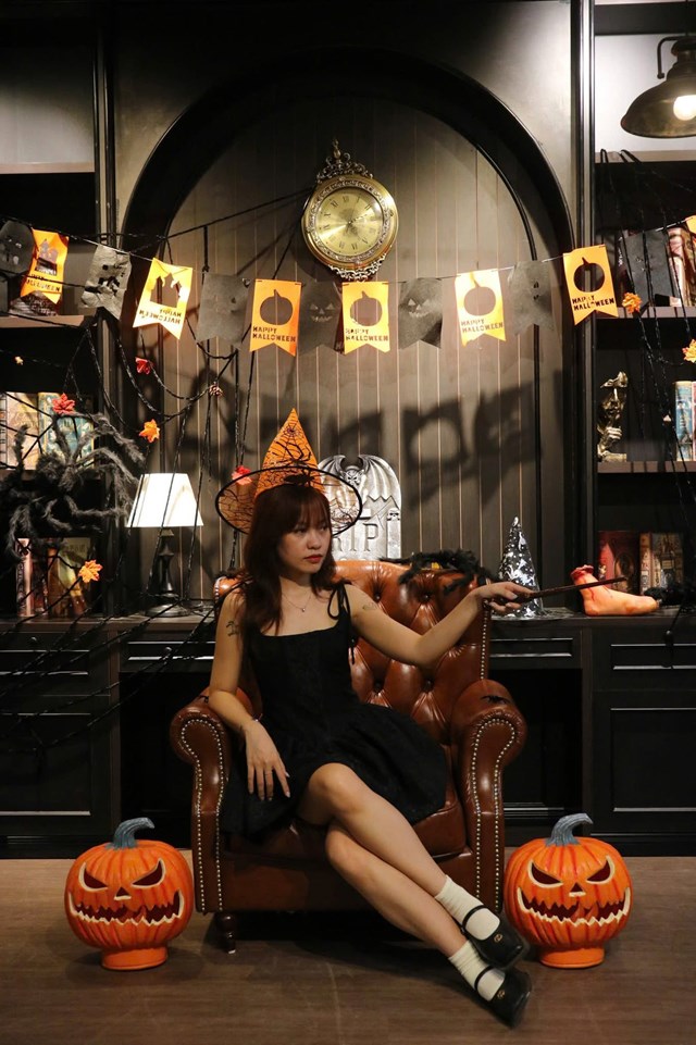 Kh&ocirc;ng gian rộng r&atilde;i v&agrave; tho&aacute;ng đ&atilde;ng của Grootto Cafe gi&uacute;p kh&aacute;ch dễ d&agrave;ng kh&aacute;m ph&aacute; từng g&oacute;c trang tr&iacute; độc đ&aacute;o, chụp ảnh &ldquo;sống ảo&rdquo; c&ugrave;ng những con người rơm v&agrave; ph&ugrave; thủy đậm chất lễ hội (Ảnh: Grootto Cafe)