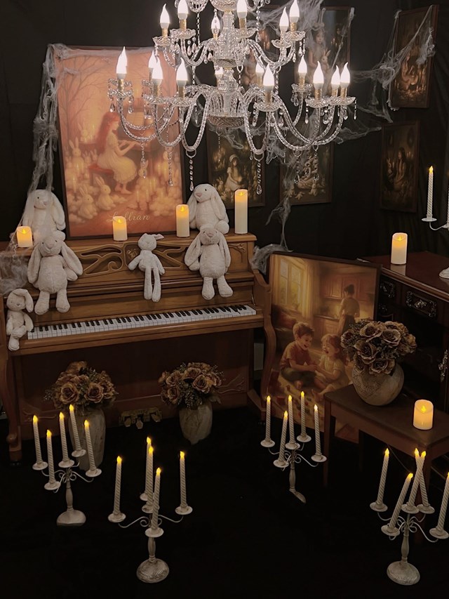 Nằm tại khu đ&ocirc; thị Dương Nội, Cheka Cafe nổi bật với kh&ocirc;ng gian được trang tr&iacute; theo chủ đề Halloween đầy huyền b&iacute; (Ảnh: Cheka Cafe)