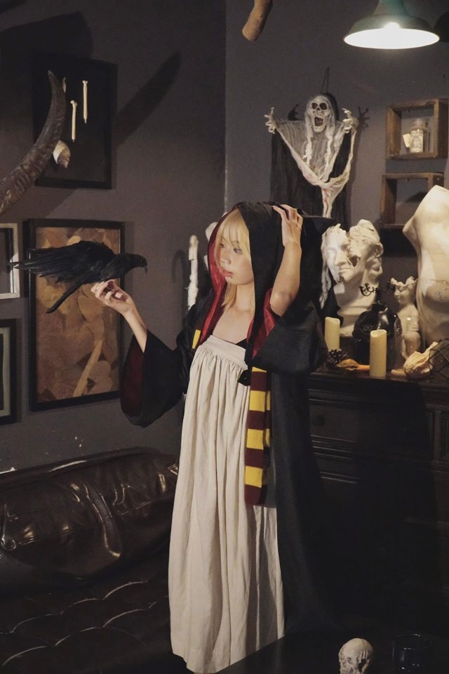 Dịp Halloween năm nay, qu&aacute;n kho&aacute;c l&ecirc;n m&igrave;nh một diện mạo ho&agrave;n to&agrave;n mới, kết hợp giữa b&iacute; ng&ocirc;, rơm v&agrave; h&igrave;nh tượng ph&ugrave; thủy ma mị (Ảnh: The Cozy Village Coffee)