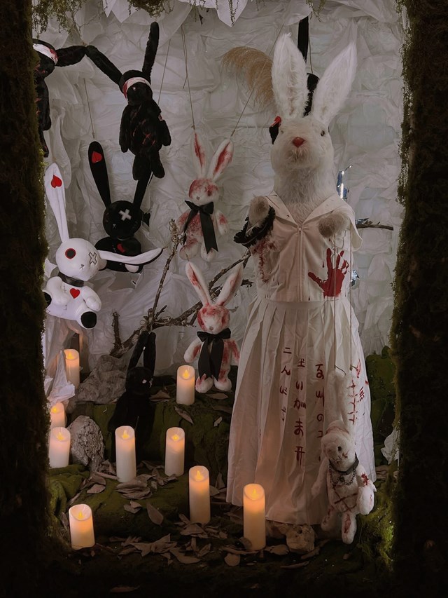 Qu&aacute;n kết hợp &aacute;nh s&aacute;ng mờ ảo, mạng nhện giả, v&agrave; những chi tiết r&ugrave;ng rợn nhưng tinh tế, tạo n&ecirc;n bầu kh&ocirc;ng kh&iacute; ma mị (Ảnh: Cheka Cafe)