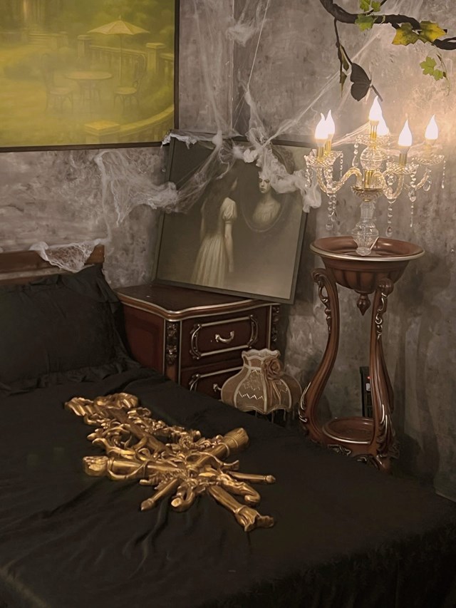 Cheka Cafe c&ograve;n tạo ra nhiều g&oacute;c check-in độc đ&aacute;o với c&aacute;c chi tiết Halloween như ph&ugrave; thủy, thỏ m&agrave; qu&aacute;i v&agrave; những con ma vải, gi&uacute;p kh&aacute;ch đến qu&aacute;n dễ d&agrave;ng chụp được những bức ảnh ấn tượng (Ảnh: Cheka Cafe)