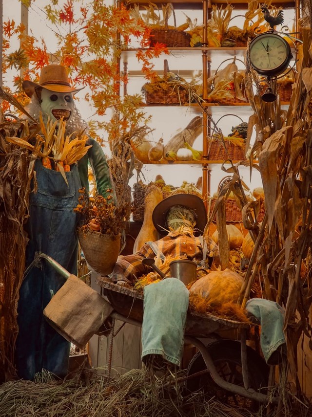 Grootto Cafe mang đến một kh&ocirc;ng gian Halloween kh&aacute;c biệt, tập trung v&agrave;o chủ đề b&iacute; ng&ocirc;, ph&ugrave; thủy, những h&igrave;nh tượng từ rơm (Ảnh: Grootto Cafe)