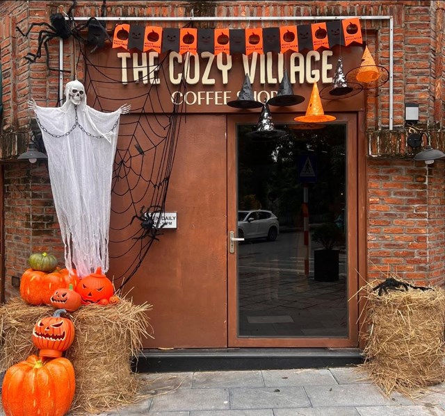 Tọa lạc tại trung t&acirc;m H&agrave; Đ&ocirc;ng, The Cozy Village Coffee l&agrave; tổ hợp c&agrave; ph&ecirc; rộng r&atilde;i, ấm c&uacute;ng v&agrave; tr&agrave;n ngập &aacute;nh s&aacute;ng tự nhi&ecirc;n (Ảnh: The Cozy Village Coffee)