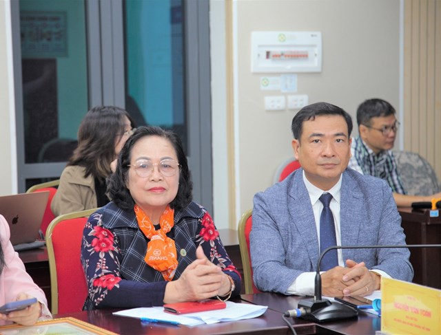Bà Phạm Thị Xuân - Phó Chủ tịch thường trực Hội Nước và Môi trường Việt Nam (bên trái) và ông Nguyễn Văn Toàn, Phó Chủ tịch kiêm Tổng Biên tập Tạp chí Môi trường và Cuộc sống (bên phải) tham dự Hội thảo
