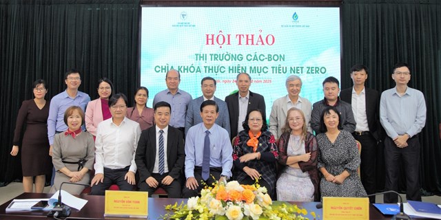 Các đại biểu tham dự Hội thảo chụp ảnh lưu niệm