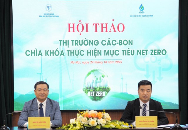 Ông Nguyễn Quyết Chiến, Tổng thư ký Liên hiệp các Hội Khoa học và Kỹ thuật Việt Nam và ông Nguyễn Văn Toàn, Phó Chủ tịch kiêm Tổng Biên tập Tạp chí Môi trường và Cuộc sống chủ trì Hội thảo