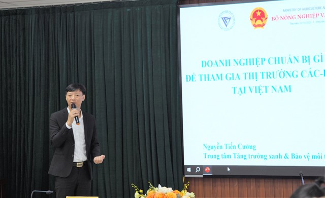 Ông Nguyễn Tiến Cường – Giám đốc Trung tâm Tăng trưởng xanh chia sẻ tham luận tại Hội thảo