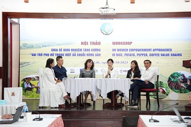 B&agrave; L&ecirc; Thị Ho&agrave;i Thương, Quản l&yacute; Đối ngoại cấp cao, Nestl&eacute; Việt Nam (thứ 4 từ tr&aacute;i qua phải) chia sẻ c&ugrave;ng c&aacute;c diễn giả tại hội thảo ng&agrave;y 25-10. &nbsp;