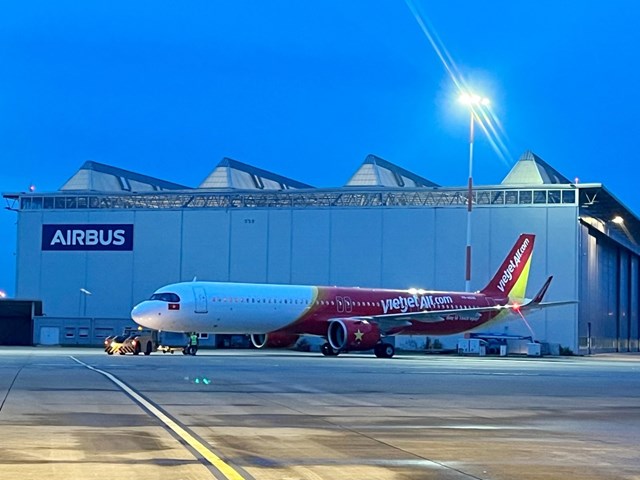 T&agrave;u bay mới tại Hamburg (Đức) trước giờ cất c&aacute;nh về Việt Nam. Ảnh: Vietjet &nbsp;