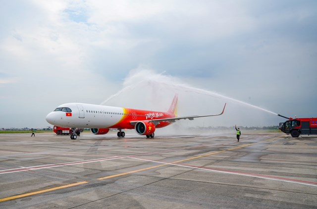 T&agrave;u bay thế hệ mới A321neo ACF 240 của Vietjet được ch&agrave;o đ&oacute;n với nghi thức v&ograve;i rồng. Ảnh: H.T &nbsp;