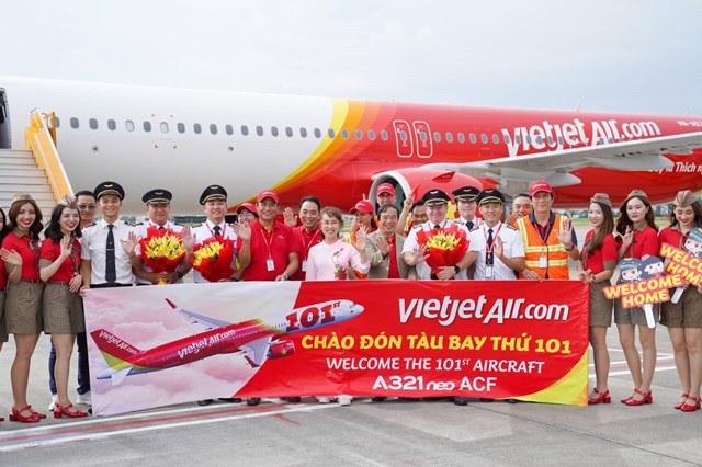 Nh&acirc;n vi&ecirc;n Vietjet ch&agrave;o đ&oacute;n t&agrave;u bay thứ 101 về với đội bay Vietjet. Ảnh: H.T &nbsp;