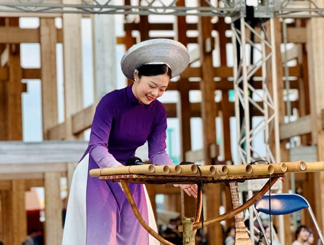 Bảo Châu trình diễn cùng cây đàn K’lông Pút  