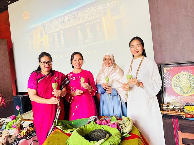 Nghệ nhân Lâm Thùy Linh - nhà sáng lập thương hiệu Viet Link Tea cùng Đại sứ Việt Nam tại Sri Lanka - Trịnh Thị Tâm và bà Sarah Salih - phu nhân Phó Chủ tịch Quốc hội Sri Lanka cùng tìm hiểu quy trình ướp trà sen thủ công của người Việt Nam.