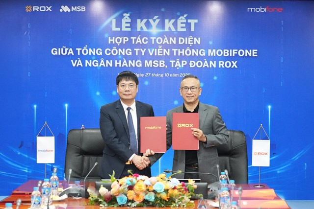 Đại diện MobiFone (trái) và ROX tại lễ ký kết hợp tác ngày 27/10/2025  
