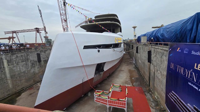 Du thuyền Athena Premium đang trên âu tàu chờ hạ thủy.