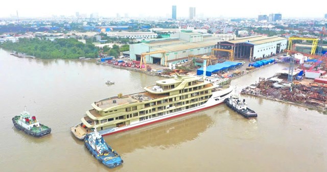 Du thuyền Athena Premium, sau khi hạ thủy rời âu tầu nhìn từ trên cao.