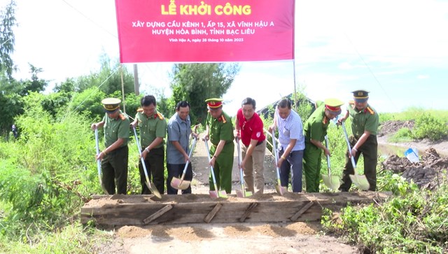 Đại diện Ph&ograve;ng An ninh kinh tế c&ocirc;ng an tỉnh Bạc Li&ecirc;u v&agrave; đại diện TNG Holdings Vietnam thực hiện nghi thức khởi c&ocirc;ng cầu d&acirc;n sinh K&ecirc;nh 1 &nbsp;