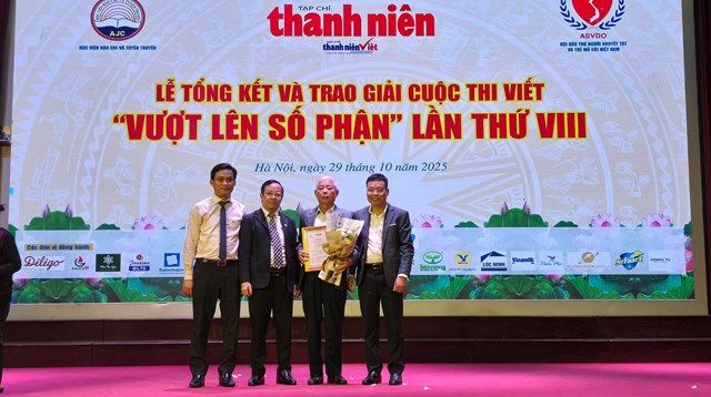 Nhà báo Nguyễn Toàn Thắng - Tổng biên tập Tạp chí Thanh niên, Trưởng Ban tổ chức cuộc thi; đồng chí Nguyễn Phú Trường – Vụ trưởng Vụ Dân chủ và cơ quan nhà nước, Ban Tuyên giáo và Dân vận Trung ương và đồng chí Đặng Khắc Lợi – Phó cục Trưởng cục Báo chí Xuất bản – Bộ Văn hóa Thể thao và Du lịch trao giải đặc biệt cho tác giả Nguyễn Minh Châu (người nhận thay là ông Nguyễn Đức Trường - bố của tác giả Nguyễn Minh Châu)