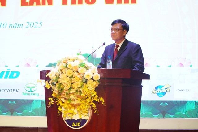 Nhà báo Đỗ Văn Huỳnh - Nguyên phó tổng biên tập Tạp chí Thanh niên - Trưởng Ban giám khảo Cuộc thi, thay mặt ban tổ chức lên báo cáo tổng kết cuộc thi viết "Vượt lên số phận" lần thứ VIII