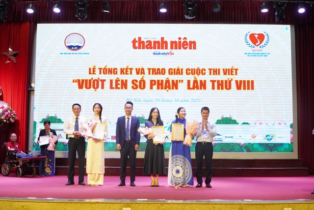 TS Tô Hồng Nam, Phó Cục Trưởng Cục Khoa học và thông tin – Bộ Giáo dục và Đào tạo; ông Hoàng Tuấn Anh, Tổng giám đốc hệ thống Anh ngữ Jaxtina; ông Hoàng Văn Lựợc, Tổng giám đốc điều hành Trường quốc tế MIS trao 3 giải C cho các tác giả Trần Thị Khanh, Vũ Thị Hải Anh, Hoàng Thị Diệp