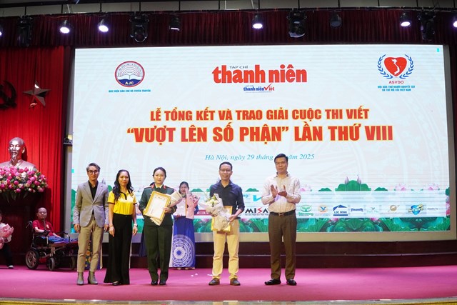 Đồng chí Vũ Hồng Huy – Phó vụ trưởng Vụ y tế và Thể thao - Ban Tuyên giáo và Dân vận Trung ương; bà Nguyễn Thanh Huyền, Giám đốc truyền thông tập đoàn MISA và ông Nguyễn Vũ Hoàng Huyên, trưởng phòng Marketing và truyền thông Công ty CP Đầu tư phát triển Máy Việt Nam trao 2 giải B cho các tác giả Lương Đình Khoa và Nhóm tác giả Nguyễn Vũ Thu Hường – Trần Thanh Tùng – Nguyễn Quốc Duy – Nguyễn Đình Đạt