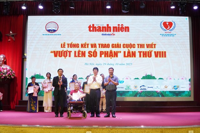TS Đỗ Mạnh Hùng - nguyên Phó nhiệm Văn phòng Quốc hội, Phó Chủ tịch Hội Bảo trợ người khuyết tật và trẻ mồ côi Việt Nam; TS Nguyễn Đức Toàn - Phó Giám đốc Học viện Báo chí và Tuyên truyền và ông Phạm Văn Quyết, Trưởng phòng vật tư Công ty CP Công nông nghiệp Tiến Nông trao giải A cho tác giả Phạm Sỹ Long