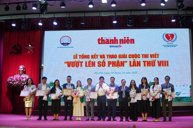Nhà báo Nguyễn Toàn Thắng – Tổng biên tập Tạp chí Thanh niên, Trưởng ban tổ chức Cuộc thi và ông Đỗ Mạnh Hùng - nguyên Phó nhiệm Văn phòng Quốc hội, Phó Chủ tịch Hội Bảo trợ người khuyết tật và trẻ mồ côi Việt Nam trao Giấy chứng nhận đơn vị đồng hành