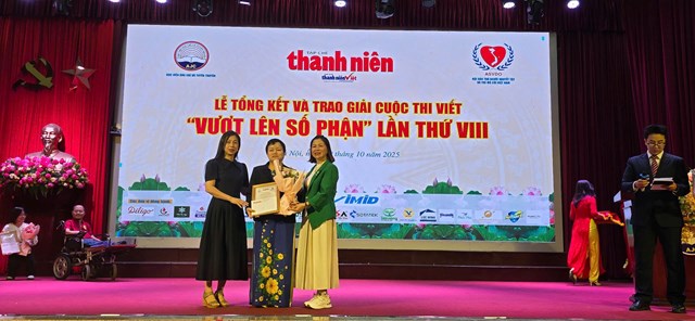 Nhà báo Phạm Hương Ngát – Phó Trưởng ban đối Ngoại – Tuyên truyền, Hội Bảo trợ Người khuyết tật và trẻ mồ côi Việt Nam và bà Nguyễn Thị Thanh Tâm, đại diện Nhà hàng chay Huệ Tâm trao giải khuyến khích cho các tác giả