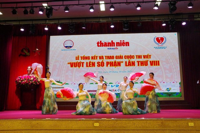 Lễ tổng kết, trao giải cuộc thi viết 'Vượt lên số phận' lần VIII - Ảnh 9
