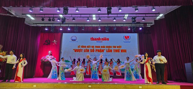 Lễ tổng kết, trao giải cuộc thi viết 'Vượt lên số phận' lần VIII - Ảnh 6