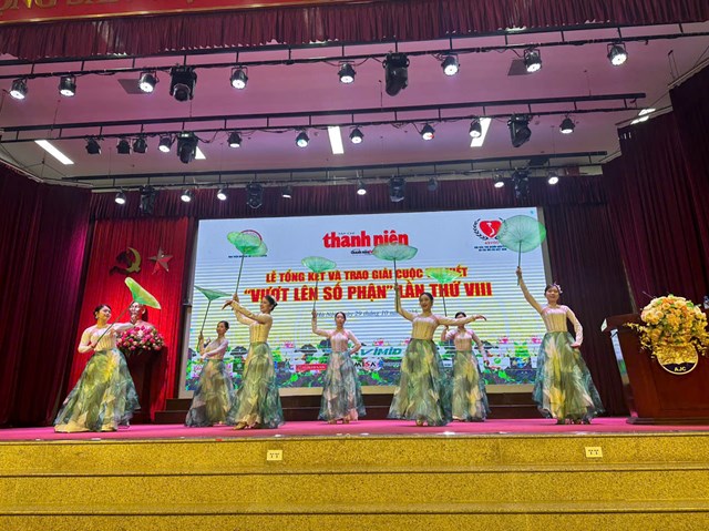 Lễ tổng kết, trao giải cuộc thi viết 'Vượt lên số phận' lần VIII - Ảnh 8