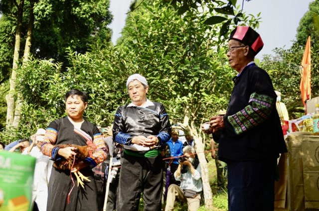 Chủ lễ, thường là già làng cao niên, sẽ tắm gội sạch sẽ, khoác trang phục truyền thống, chuẩn bị kỹ lưỡng để thực hiện nghi thức.