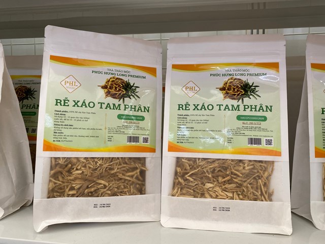Sản phẩm trà dược liệu từ rễ Xáo Tam Phân được trưng bày tại gian hàng Phúc Hưng Long của Công ty TNHH Dược liệu Tâm Tâm An ở Hội chợ Mùa Thu 2025
