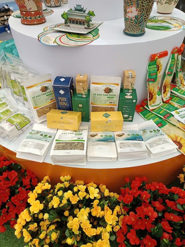 Các sản phẩm trà dược liệu từ Xáo Tam Phân được trưng bày tại gian hàng của tỉnh Đồng Nai tại Hội chợ mùa Thu năm 2025