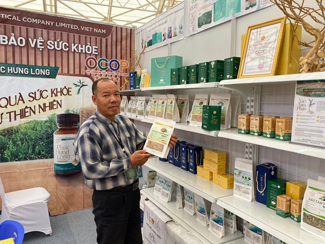 Nhân viên Công ty TNHH Dược liệu Tâm Tâm An chia sẻ về sản phẩm Xáo Tam Phân tại gian hàng Hội chợ Mùa Thu 2025