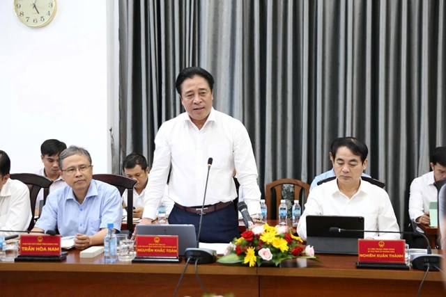 Ông Nguyễn Khắc Toàn, Phó Bí thư Tỉnh ủy, Chủ tịch UBND tỉnh Khánh Hòa phát biểu tại buổi làm việc.  