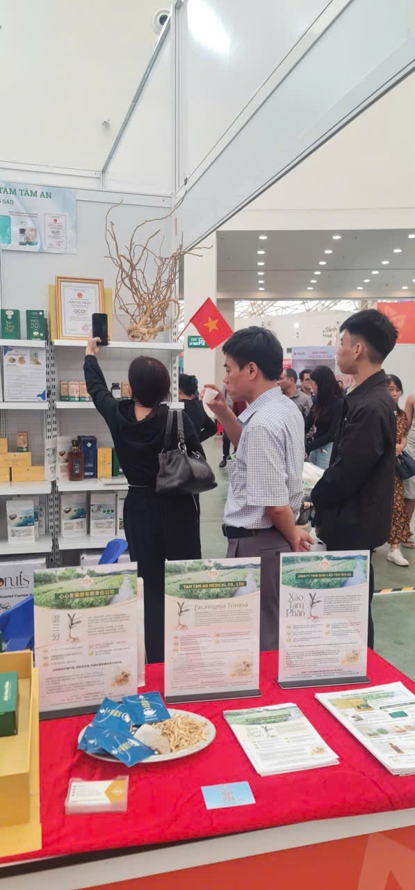 Nhiều khách hàng tìm hiểu về sản phẩm của Công ty TNHH Dược liệu Tâm Tâm An tại hội chợ mùa Thu 2025