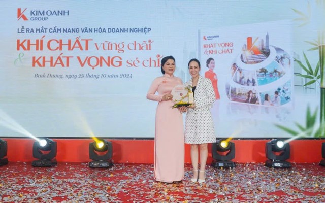 B&agrave; Nguyễn Trịnh Kh&aacute;nh Linh (phải) &ndash; Chủ tịch HĐQT, Tổng Gi&aacute;m đốc Dale Carnegie Việt Nam &ndash; tặng qu&agrave; cho b&agrave; Đặng Thị Kim Oanh, ch&uacute;c mừng lễ ra mắt cẩm nang văn h&oacute;a &nbsp;