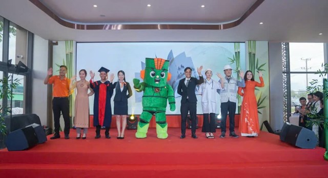 Sự xuất hiện bất ngờ của mascot Tre Kim Oanh Group đ&atilde; thổi b&ugrave;ng tinh thần văn h&oacute;a v&agrave; ngọn lửa đam m&ecirc; của đội ngũ Tập đo&agrave;n &nbsp;