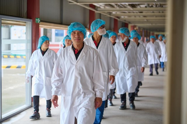 Các nông dân tiêu biểu của chương trình NESCAFÉ Plan hào hứng tham quan nhà máy Nestlé Trị An  