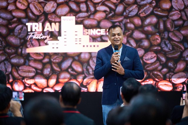 Ông Binu Jacob – Tổng Giám Đốc Nestlé Việt Nam phát biểu chào mừng đoàn nông dân tiêu biểu đến tham quan nhà máy  