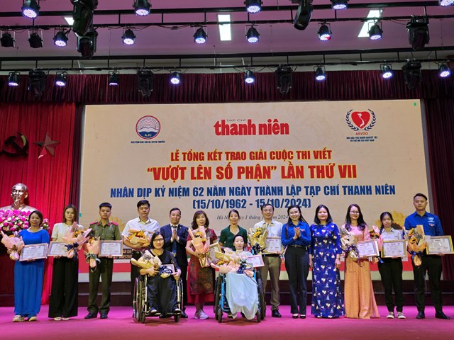 Đồng ch&iacute; Nguyễn Phạm Duy Trang, B&iacute; thư Trung ương Đo&agrave;n, Chủ tịch Hội đồng Đội Trung ương v&agrave; đồng ch&iacute; Trần Thị Dung, Ph&oacute; chủ tịch Hội bảo trợ Người khuyết tật v&agrave; trẻ mồ c&ocirc;i Việt Nam c&ugrave;ng Nh&agrave; b&aacute;o Nguyễn To&agrave;n Thắng, B&iacute; thư chi bộ, Tổng bi&ecirc;n tập Tạp ch&iacute; Thanh ni&ecirc;n, Trưởng ban tổ chức cuộc thi chụp ảnh lưu niệm c&ugrave;ng c&aacute;c t&aacute;c giả đoạt giải